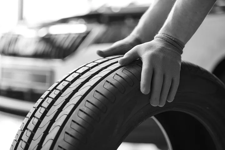 Der Abschluss der Reifenversicherung ist nur innerhalb von 14 Tagen nach dem Kauf fabrikneuer Reifen bei einem gewerblichen Reifenhändler möglich.