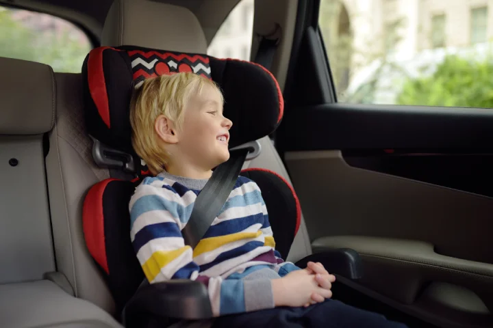 Der erste Schritt zur Gewährleistung der Sicherheit von Kindern im Auto ist die Verwendung geeigneter Kindersitze.